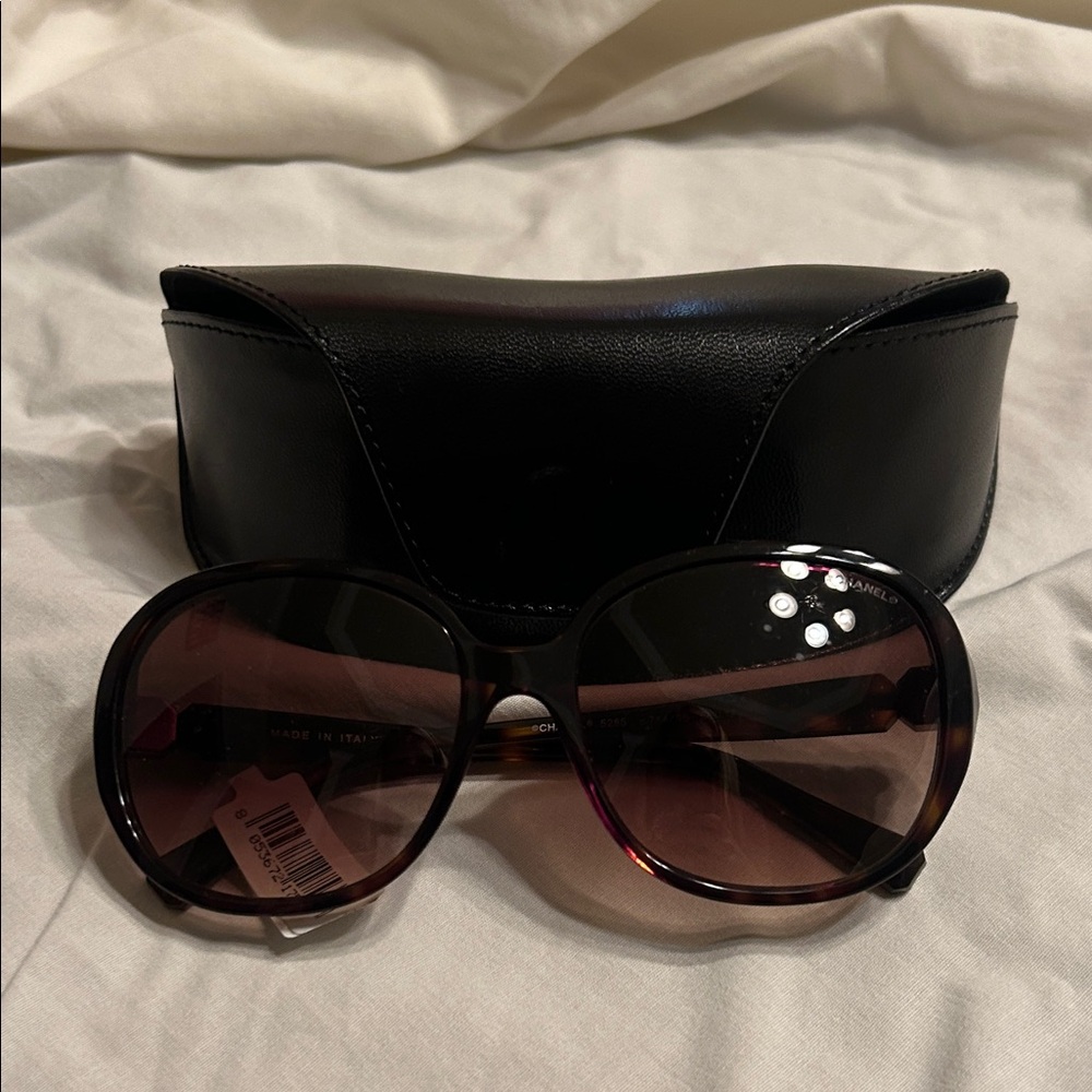 CHANEL NWT Elegant Tortoise Shell Sunglasses with Brown Lenses